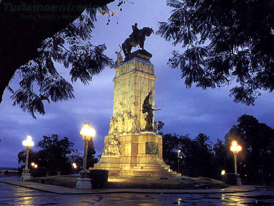 Monumento al General Justo Jos de Urquiza - Imagen: Turismoentrerios.com